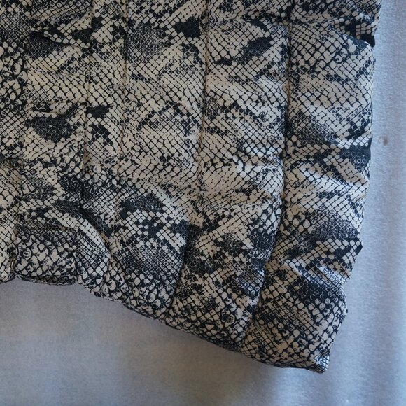 Guess Womens XS Lexie Snake Puffer Jacket Style# W94L34RBOXO MSRP: $158.00 - Picture 11 of 16